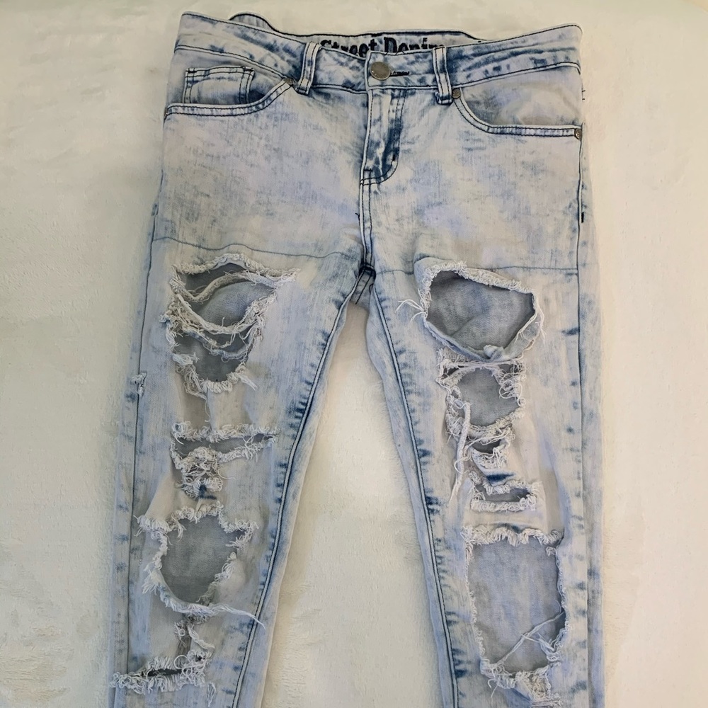 Light-wash Woman’s/Teen’s Ripped Jeans